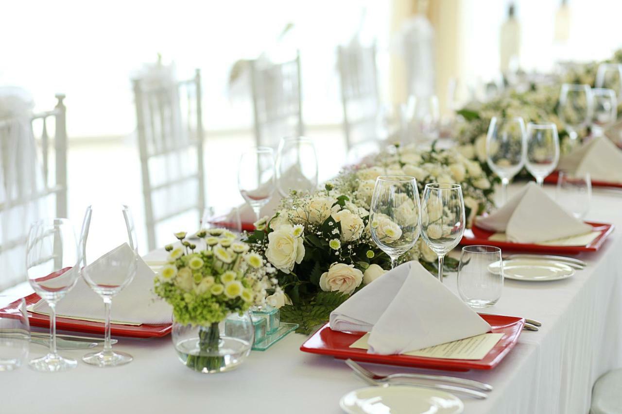 The Seminyak Beach Resort & Spa Exterior foto A table set for a wedding reception