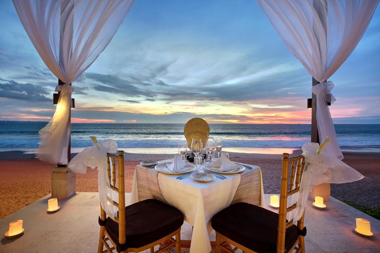 The Seminyak Beach Resort & Spa Exterior foto Sunset dinner at the beach