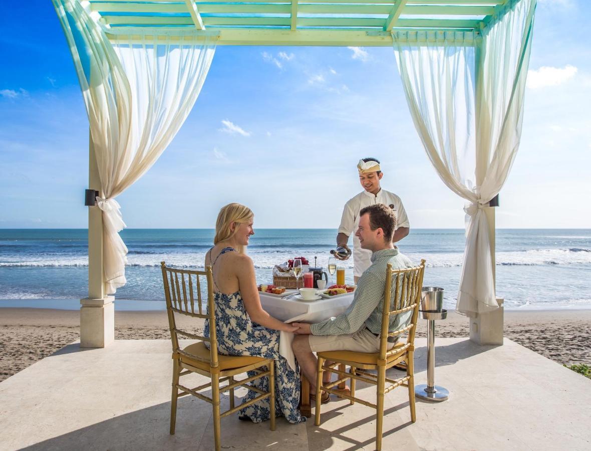 The Seminyak Beach Resort & Spa Exterior foto A couple dining at the beach